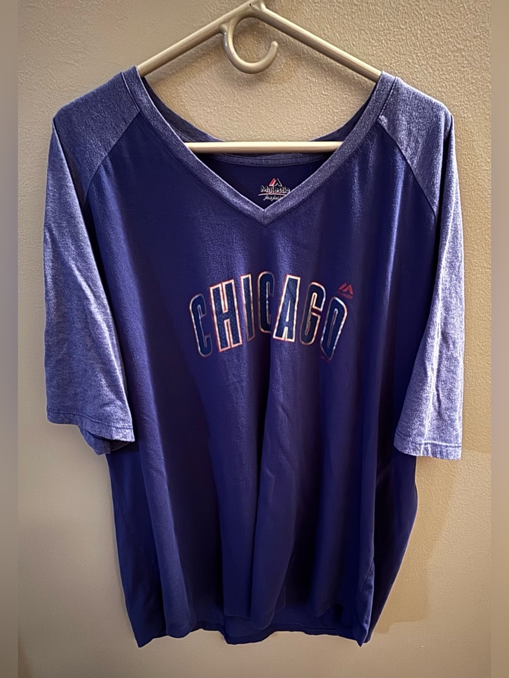 Majestic Chicago Cubs Women’s V-Neck Raglan Sleeve Tunic Tee